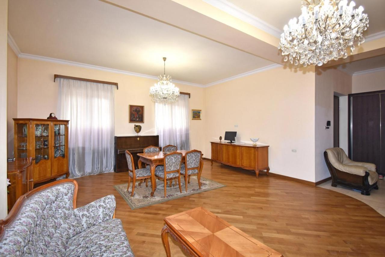 Homestay At City Center Yerevan Exterior photo